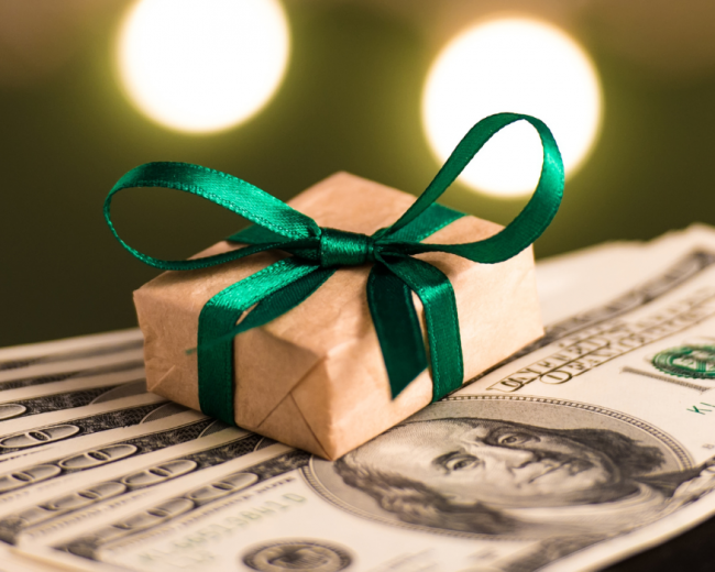 1 gift box on USD